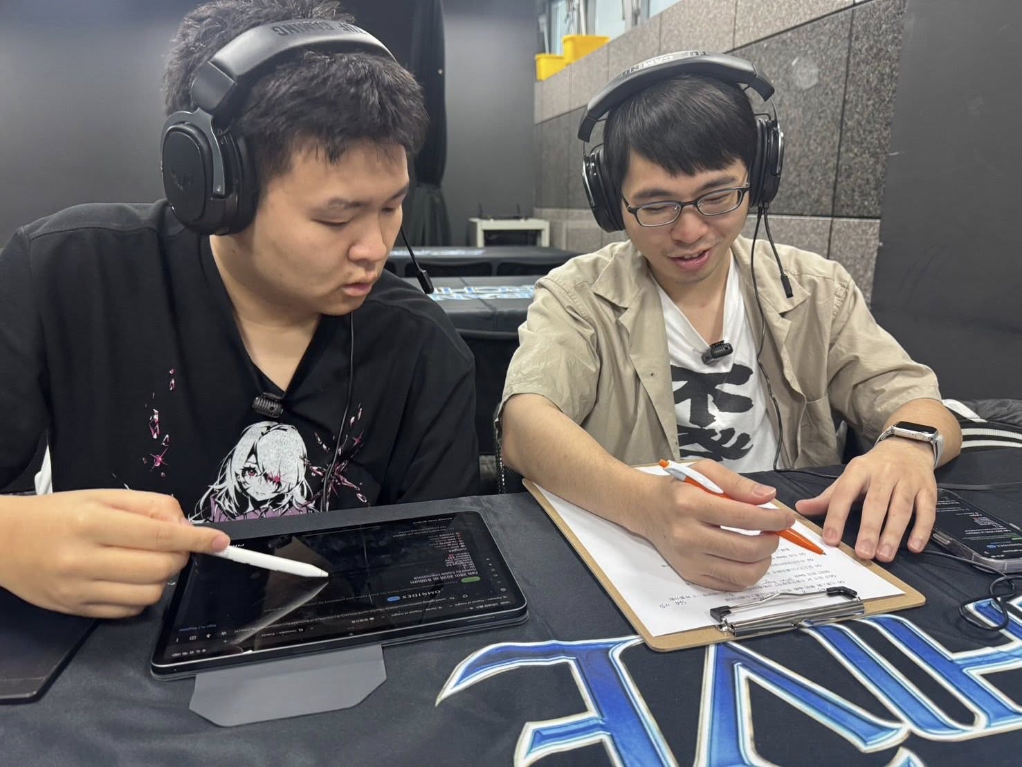 今天的直播也有邀請到主播Royan 以及賽評Enki！
